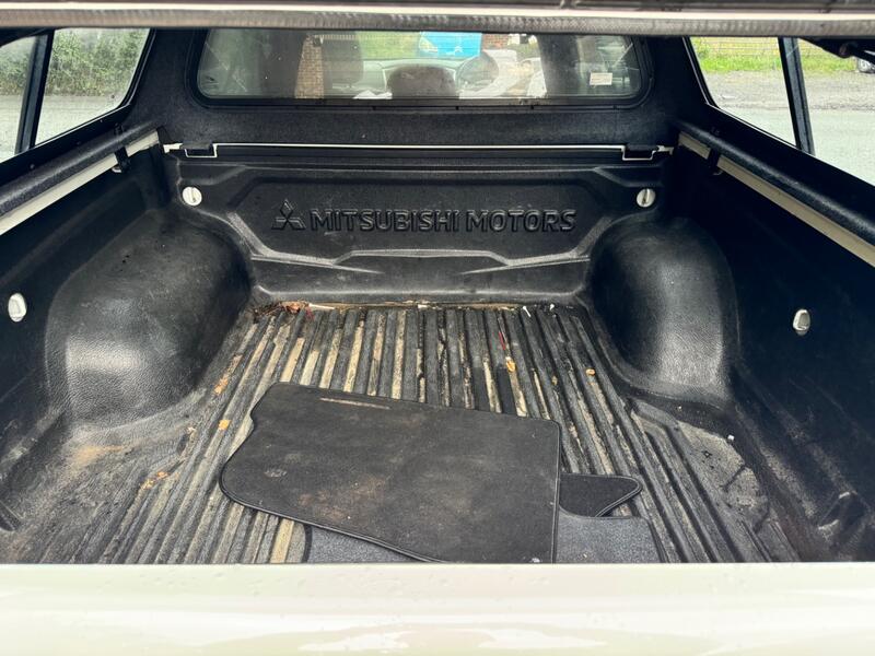 MITSUBISHI L200