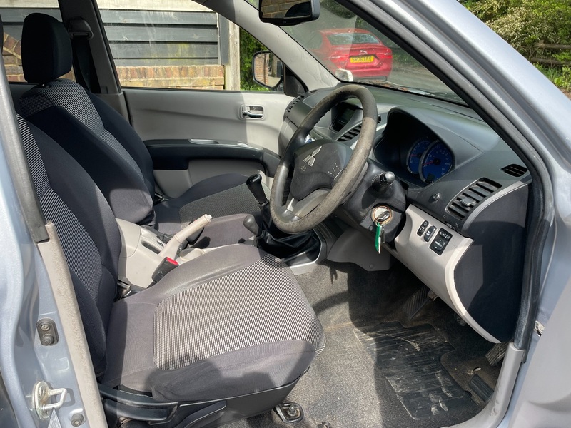 MITSUBISHI L200